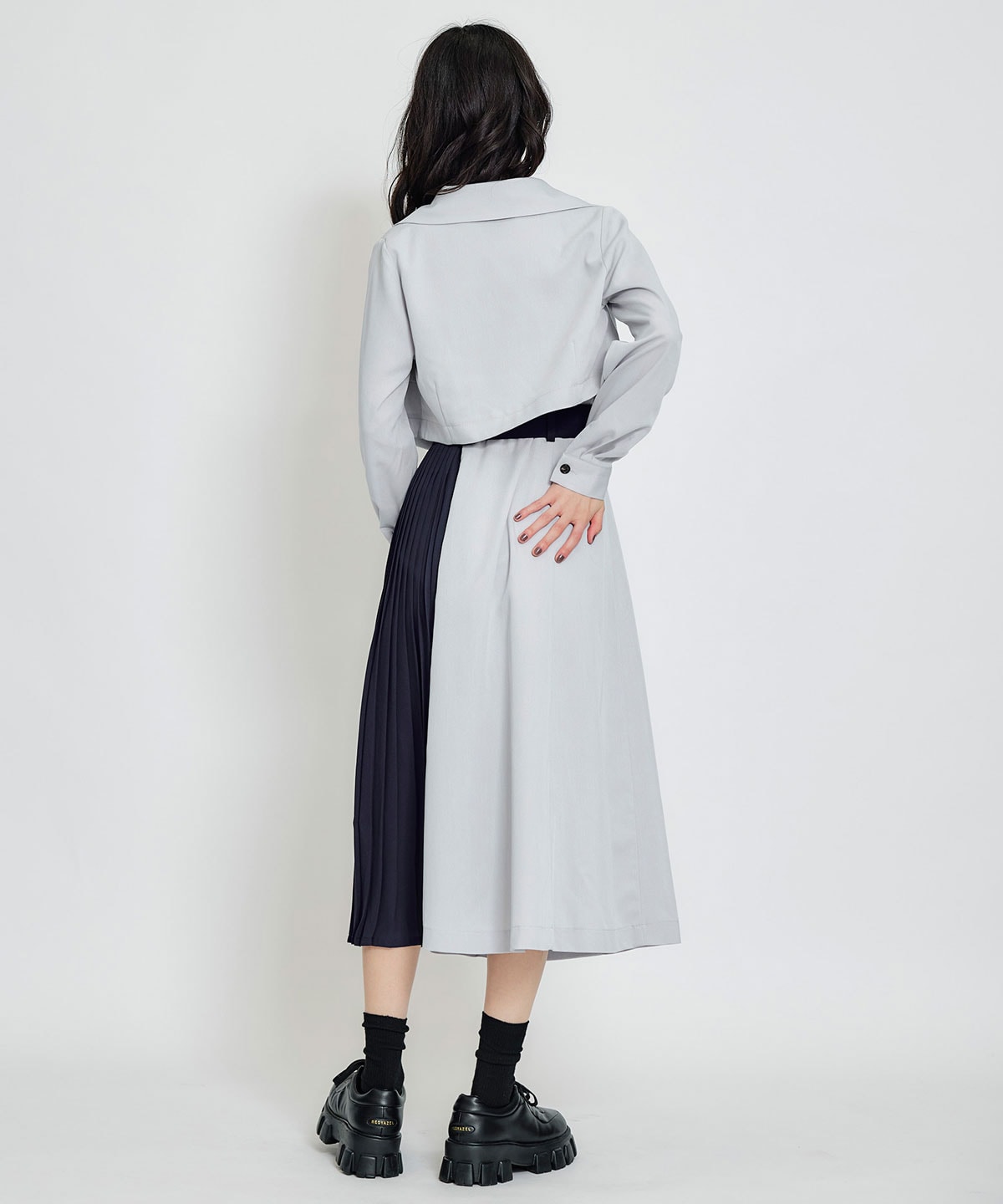 トレンチディティールショートシャツジャケット×バイカラープリーツフレアロングワンピースセットアップ