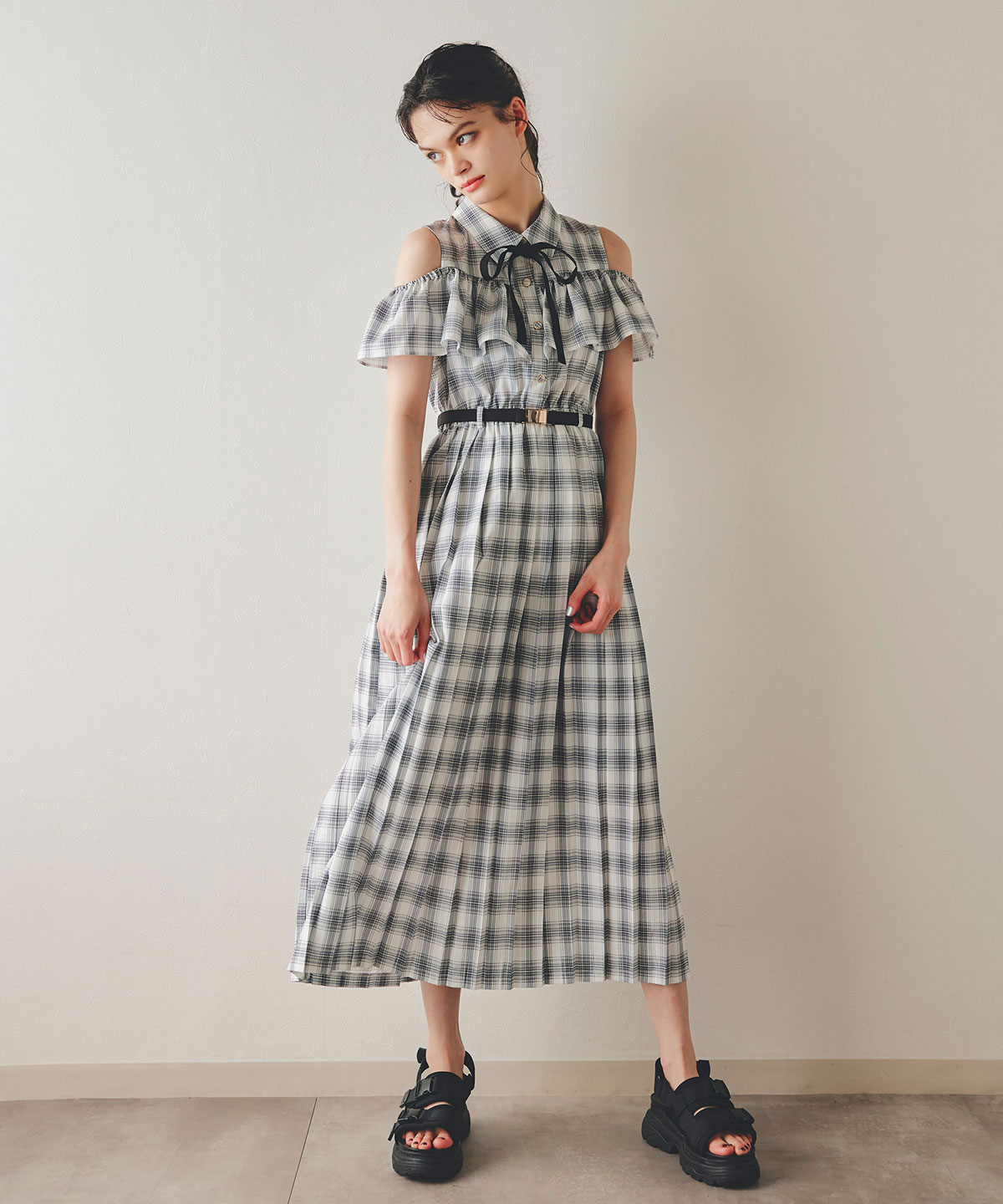 オープンショルダーチェックプリーツロングワンピース