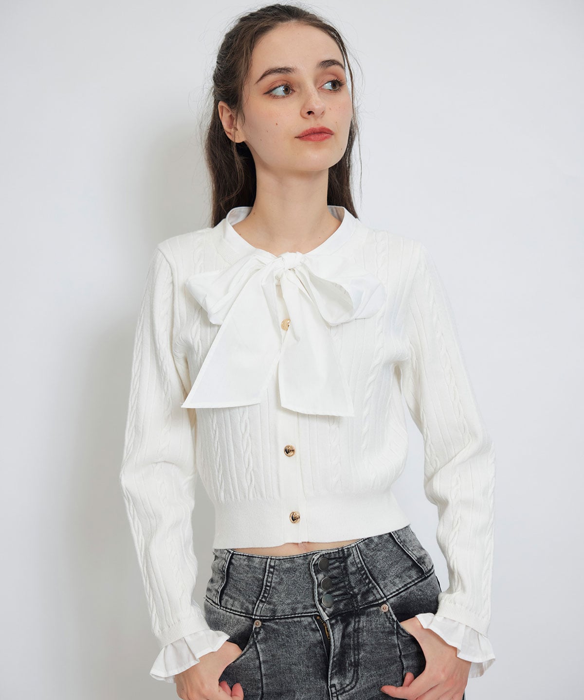 エンブレムボタンケーブルリボンタイニットトップス