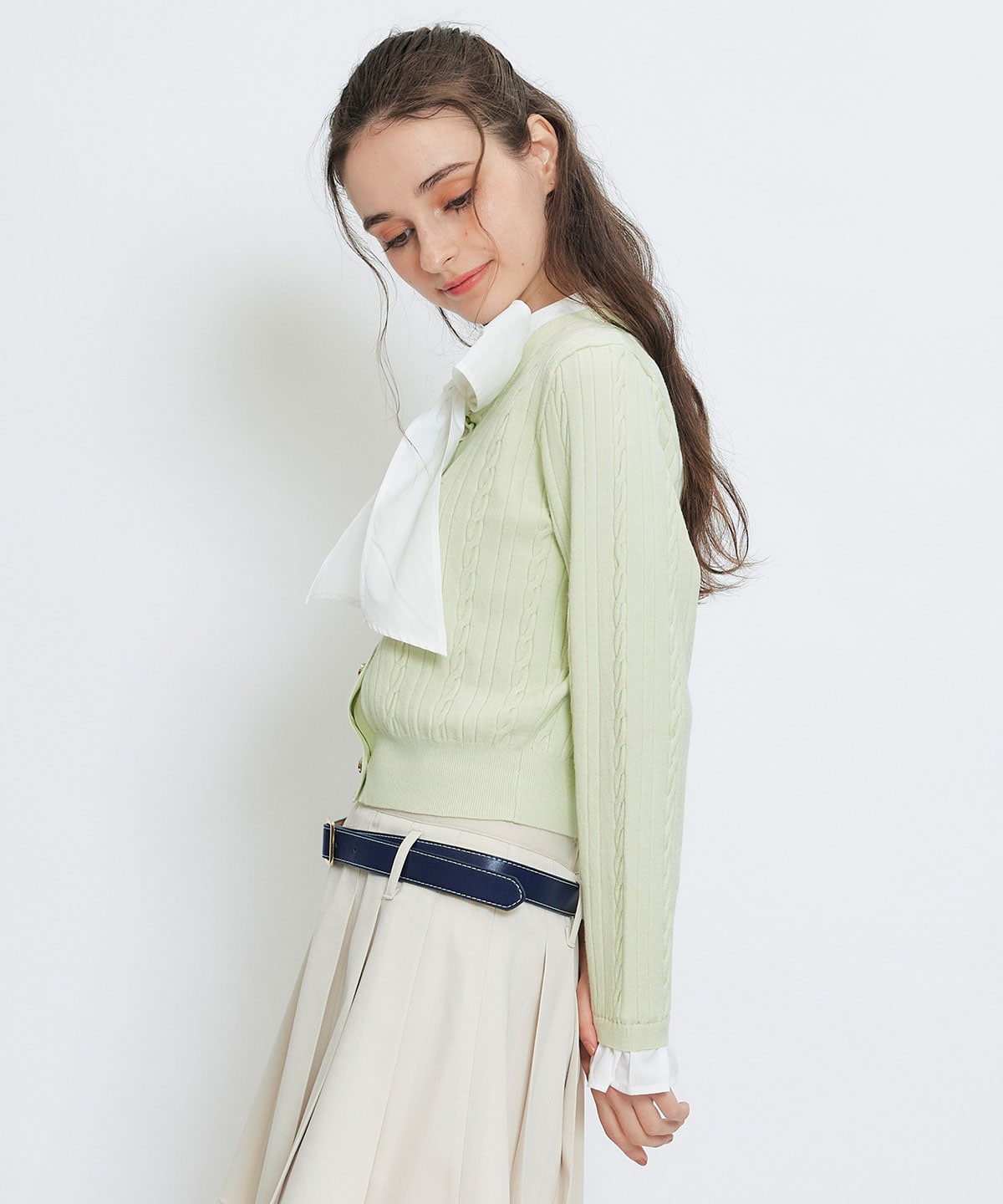 エンブレムボタンケーブルリボンタイニットトップス