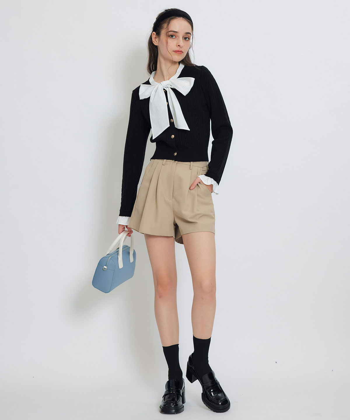 エンブレムボタンケーブルリボンタイニットトップス