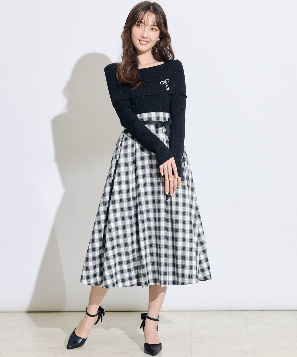 セレクトモチーフブローチ付きオフショルラメニットプルオーバー