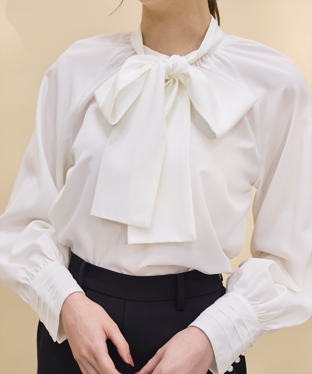 タックディテールボウタイブラウス