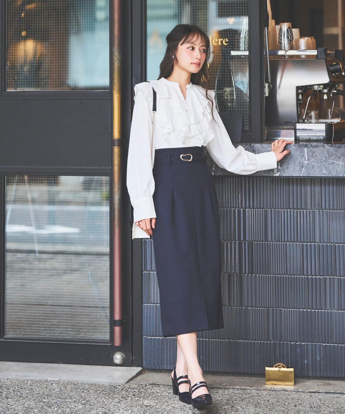 パールボタン付フリルブラウス