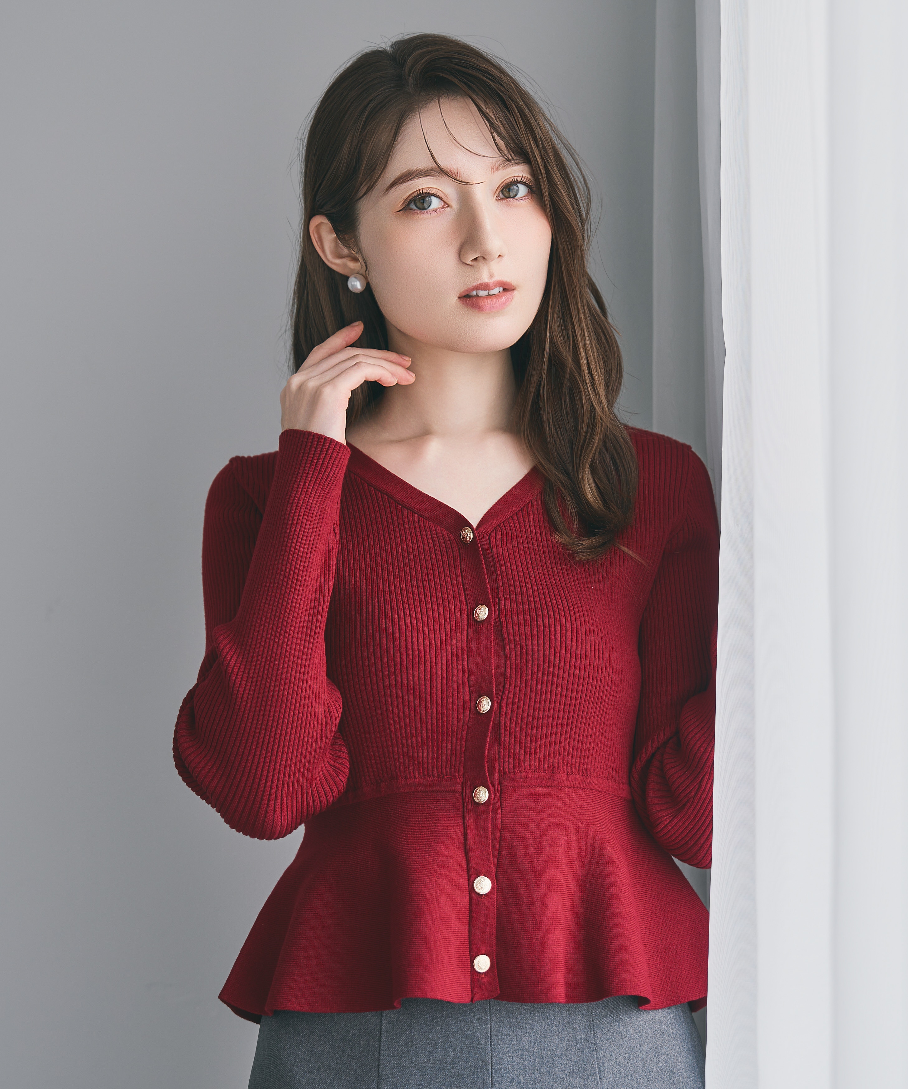 ペプラムリブ金ボタンニット