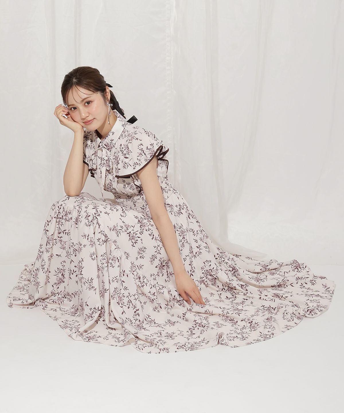 モノトーンフラワーティアードワンピース