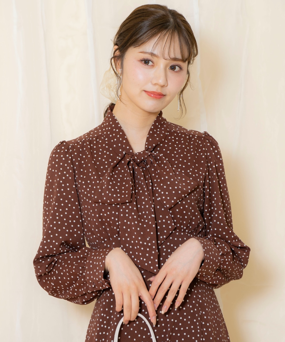 ドット柄ギャザーヘムボウタイワンピース