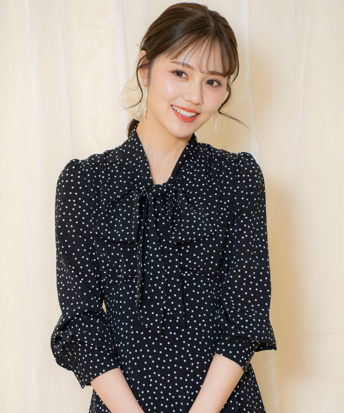 ドット柄ギャザーヘムボウタイワンピース