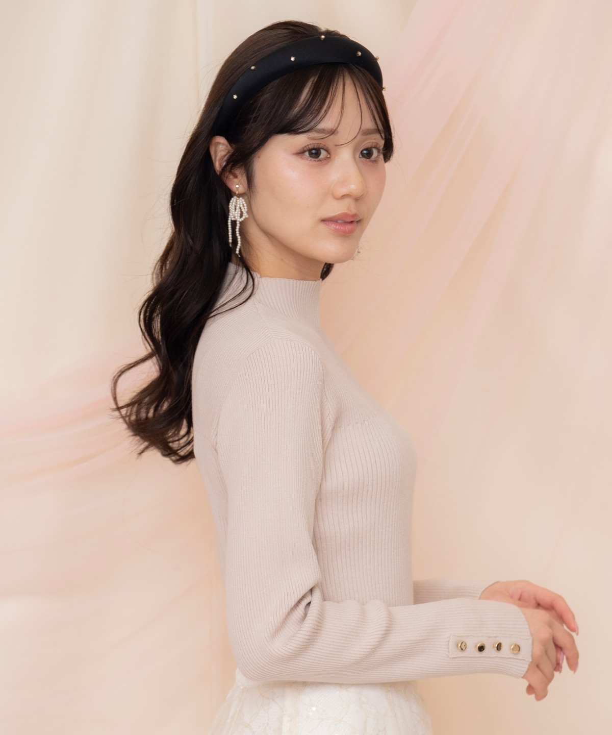 袖口ボタンボトルネックリブニット