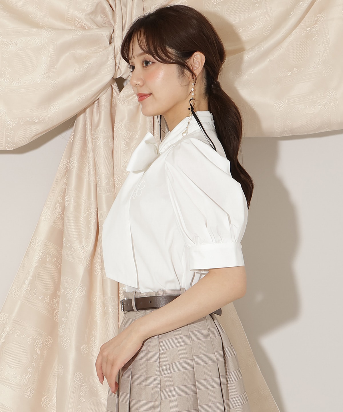 モノグラム刺しゅうリボンタイブラウス