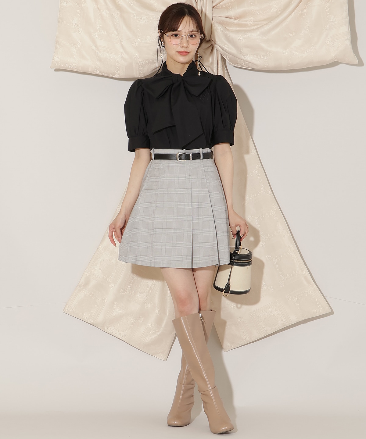 モノグラム刺しゅうリボンタイブラウス