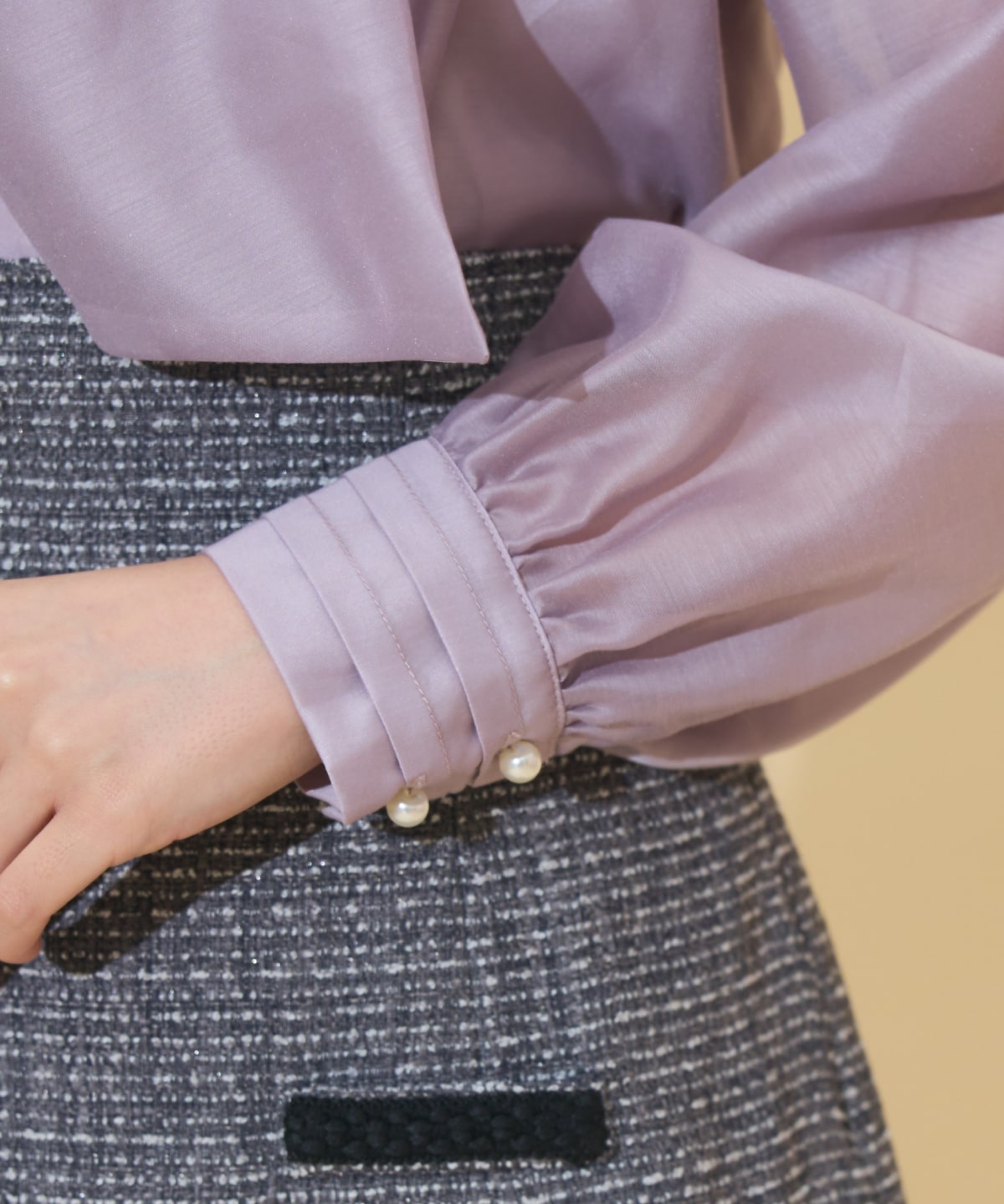 ボリュームリボンタイブラウス