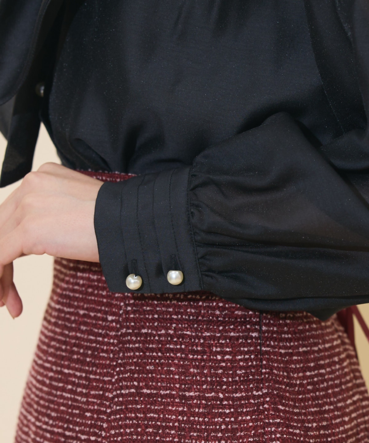 ボリュームリボンタイブラウス