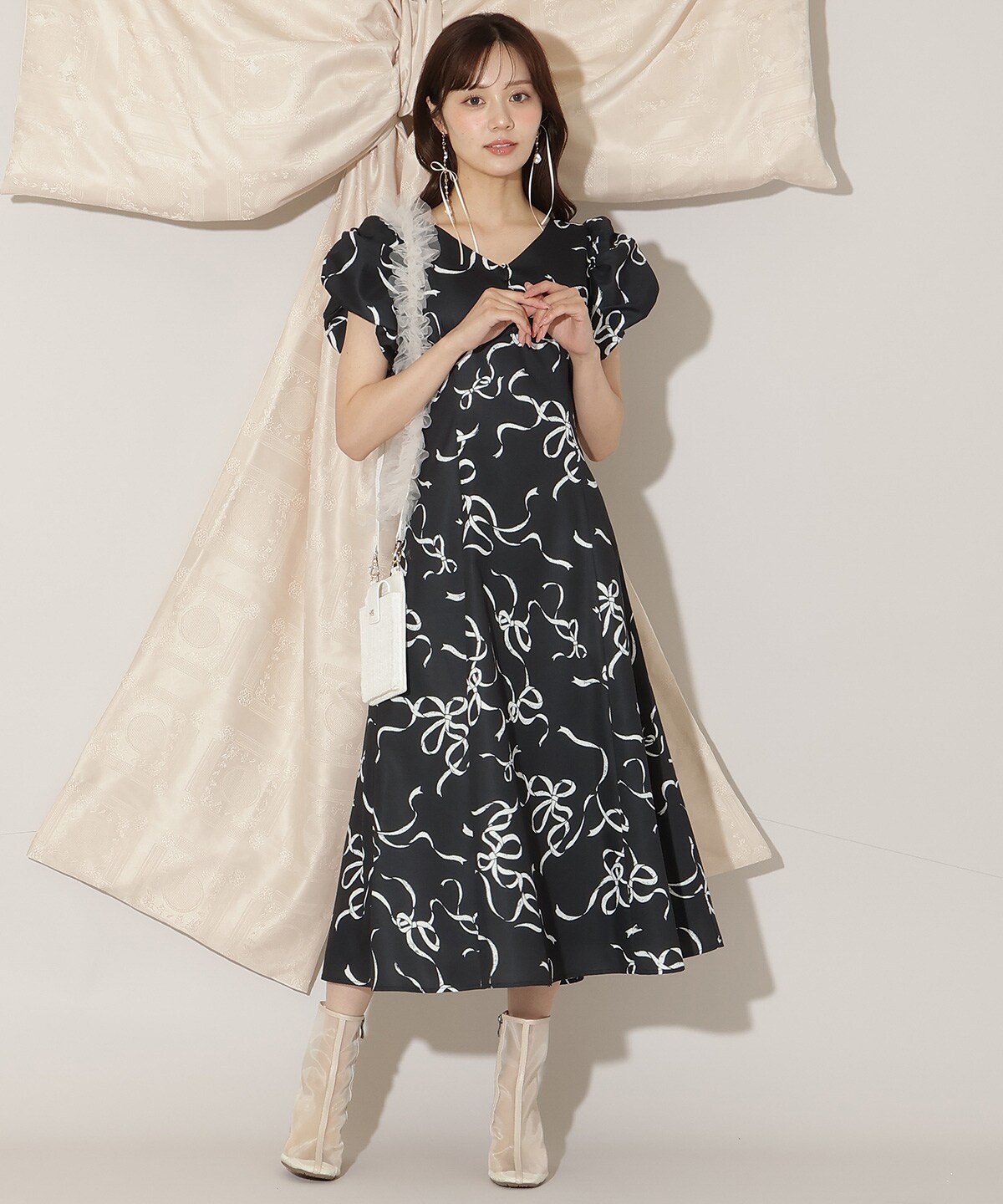 リボンプリントバブルスリーブフレアワンピース(F ブラック