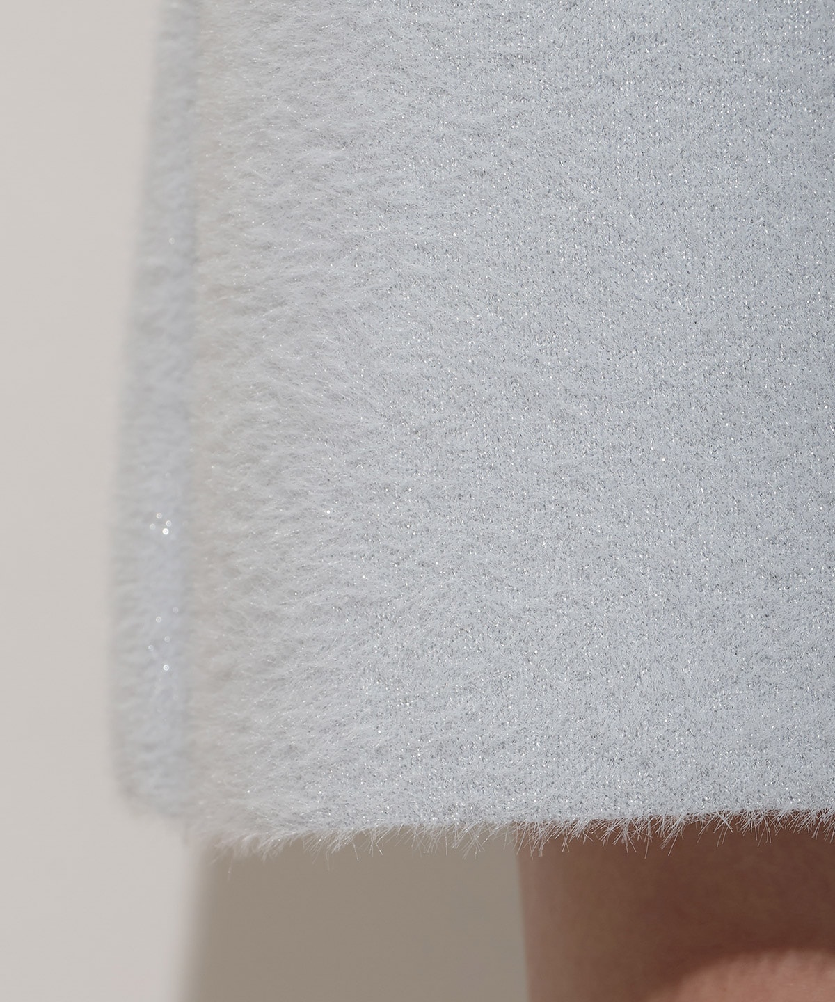 オープンショルダーラメフェザーニットワンピース