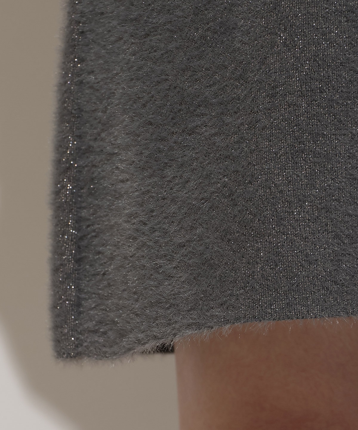 オープンショルダーラメフェザーニットワンピース