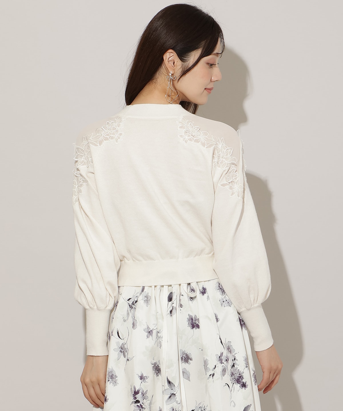 ショルダーエンブロイダリーニット