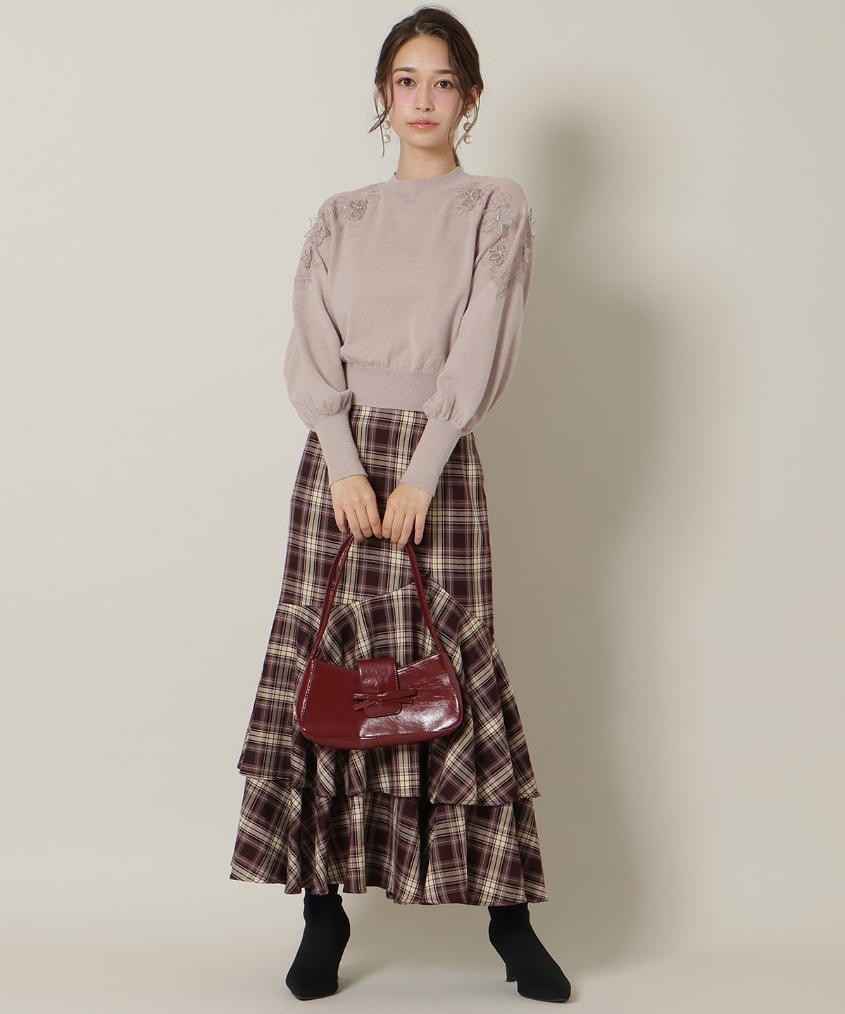 ショルダーエンブロイダリーニット