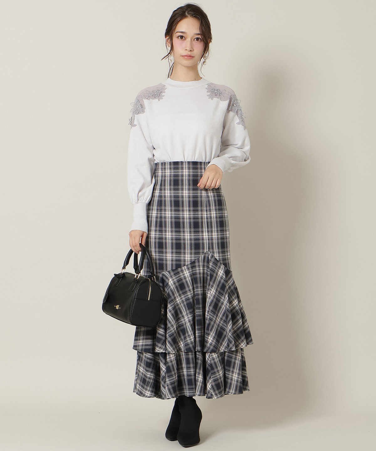 ショルダーエンブロイダリーニット