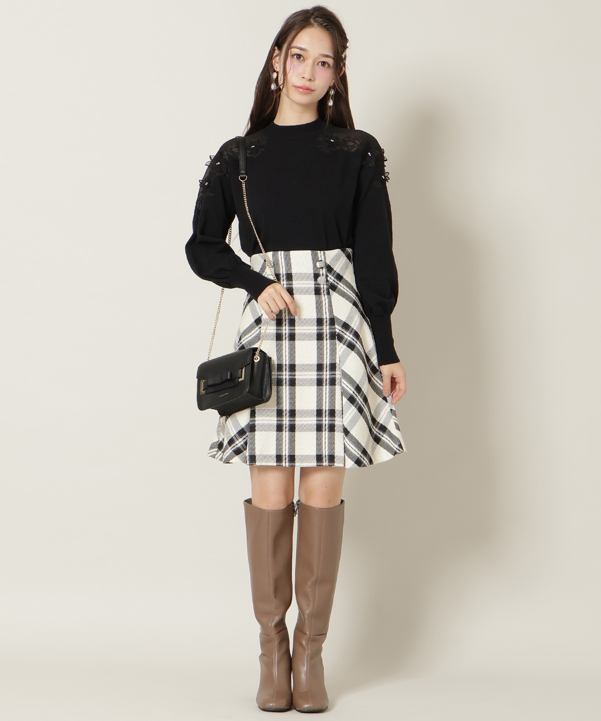 ショルダーエンブロイダリーニット