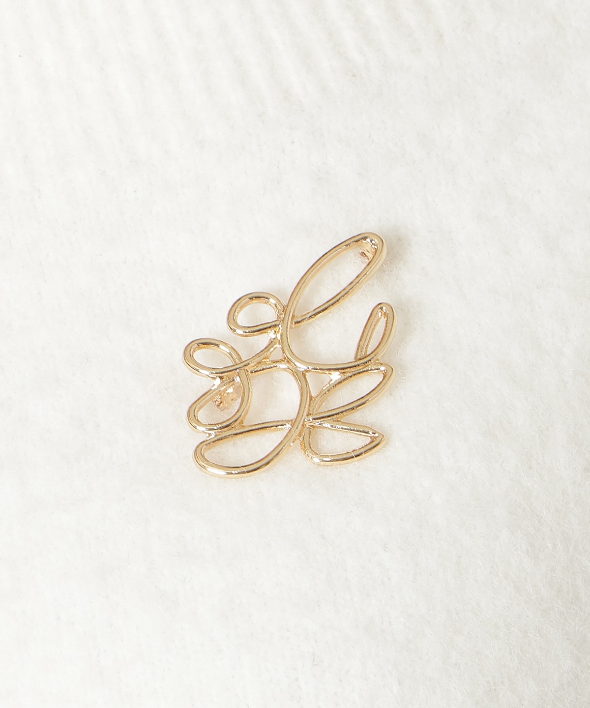 ブローチ付きオフショルニット