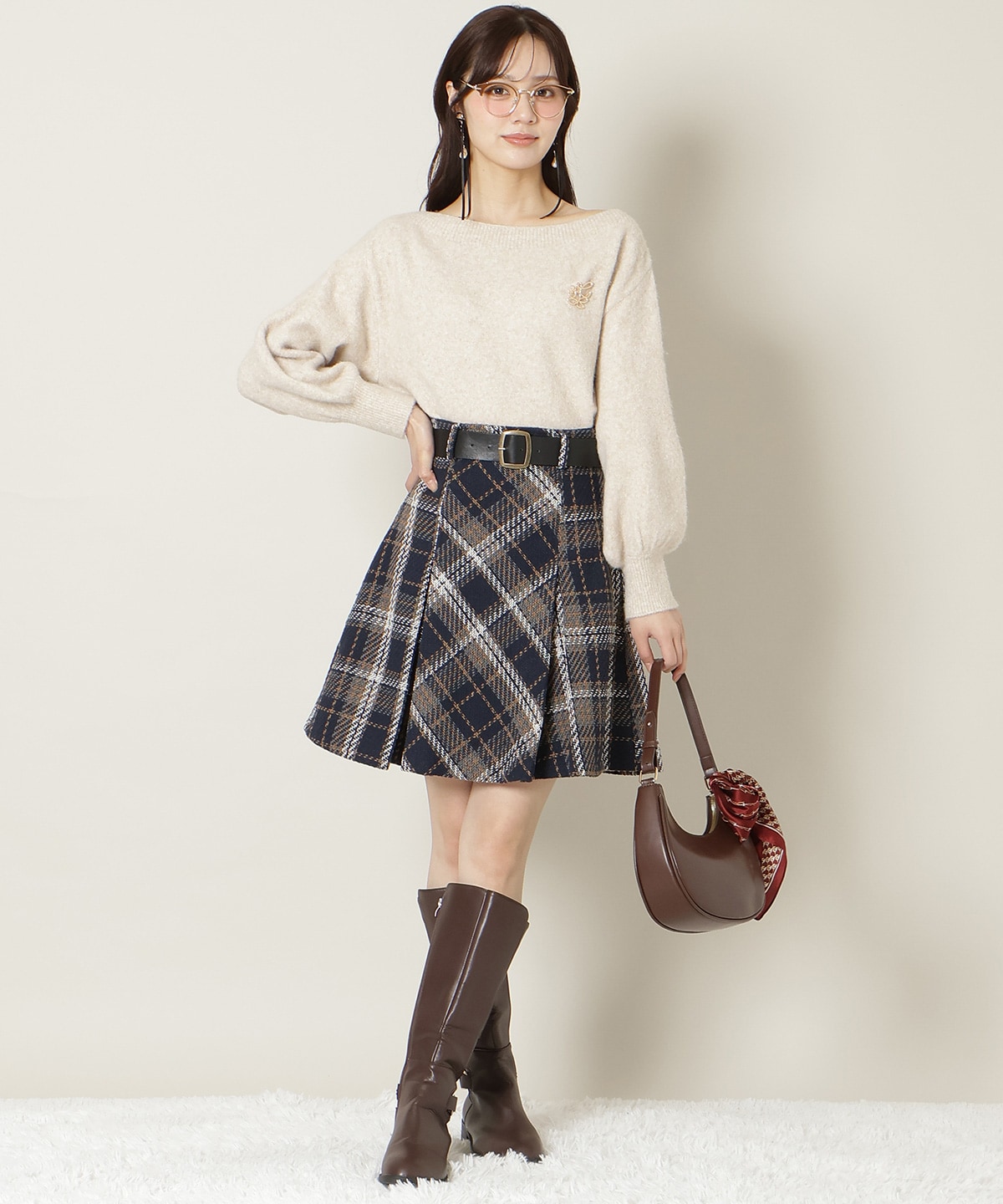 ブローチ付きオフショルニット