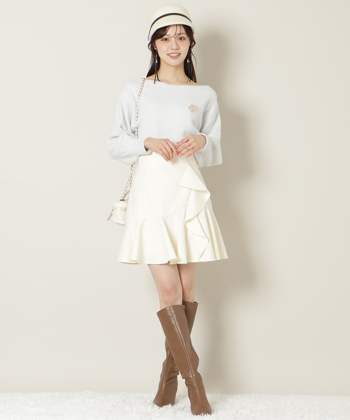 ブローチ付きオフショルニット