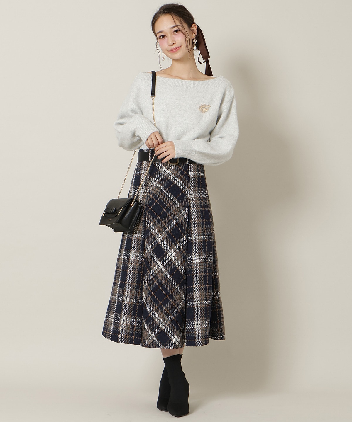 ブローチ付きオフショルニット