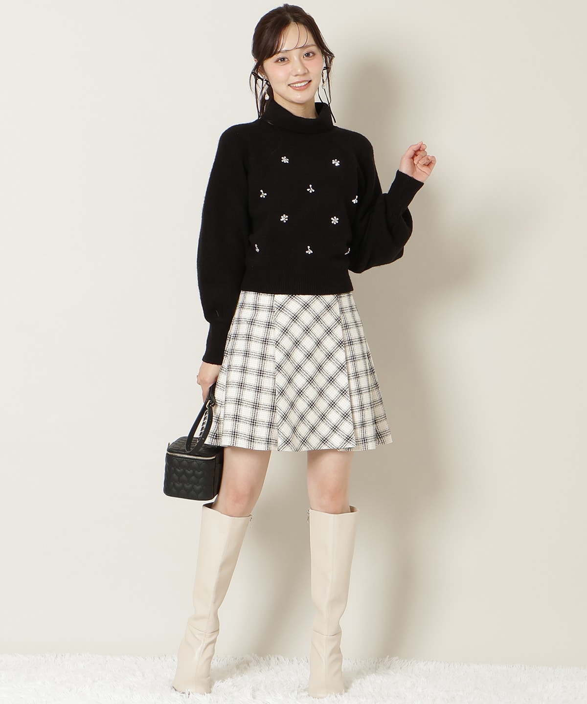 ビジューハイネックニットプルオーバー