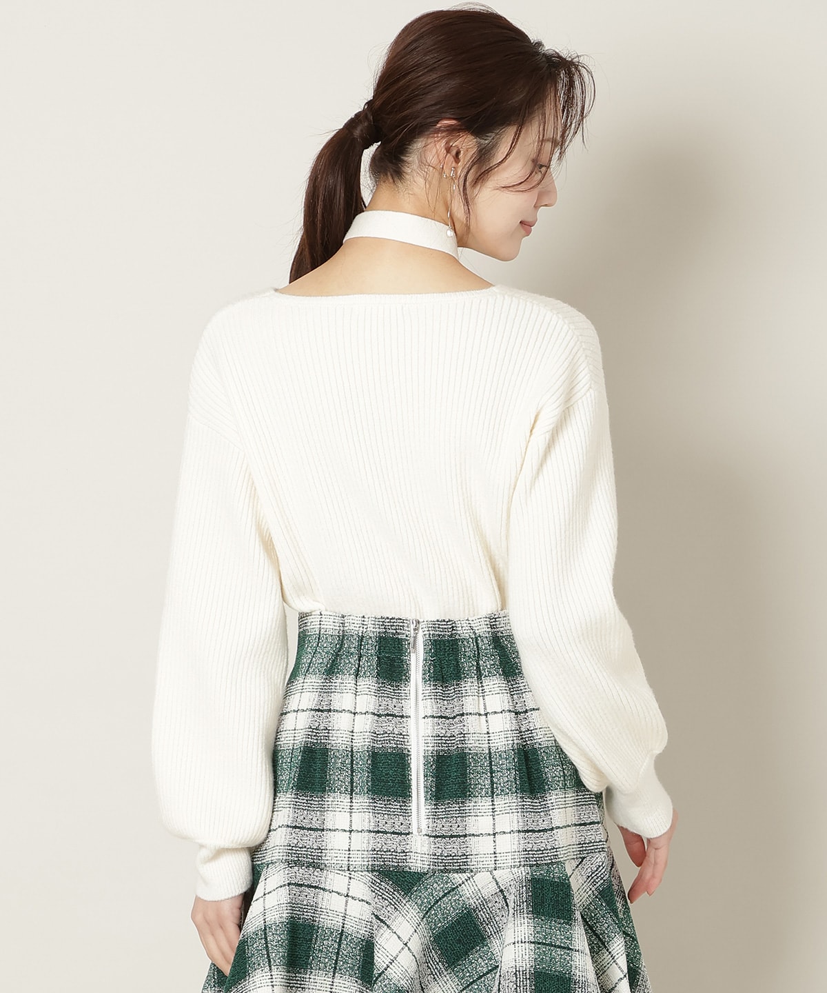 Vネックチョーカーリブニット