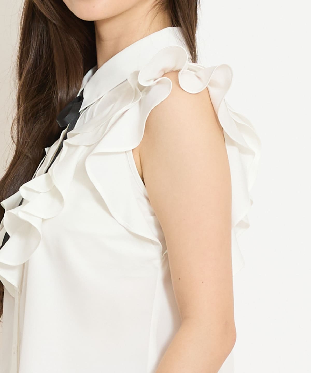 ラッフルフリルノースリーブブラウス