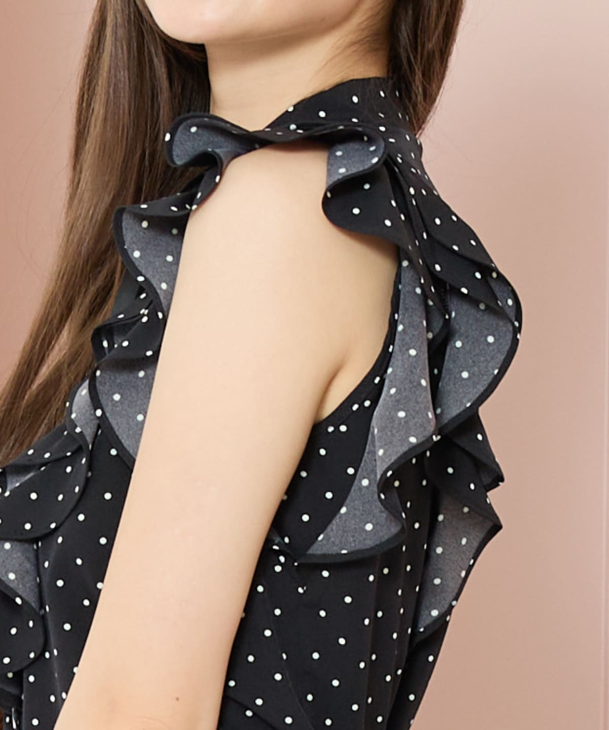 ラッフルフリルノースリーブブラウス