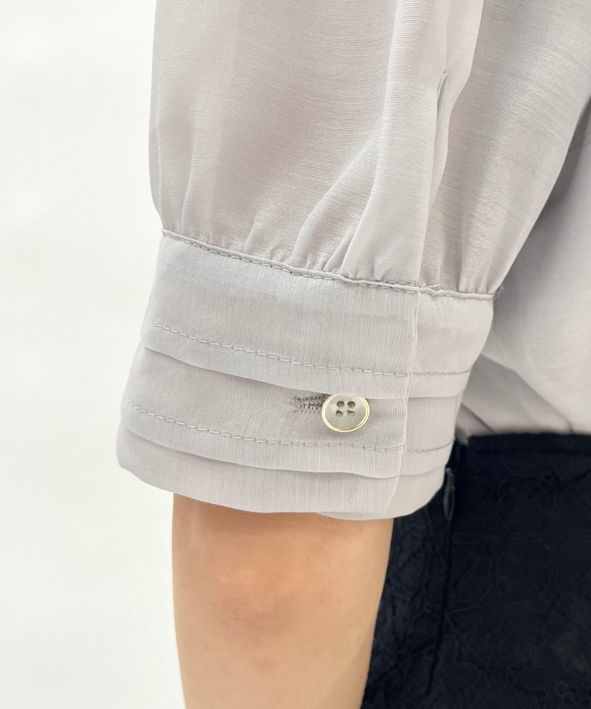 ピンタックカフスリボンタイブラウス