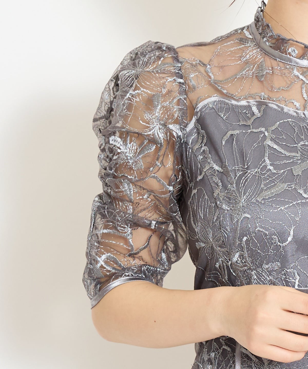 パイピングライン刺繍ワンピース