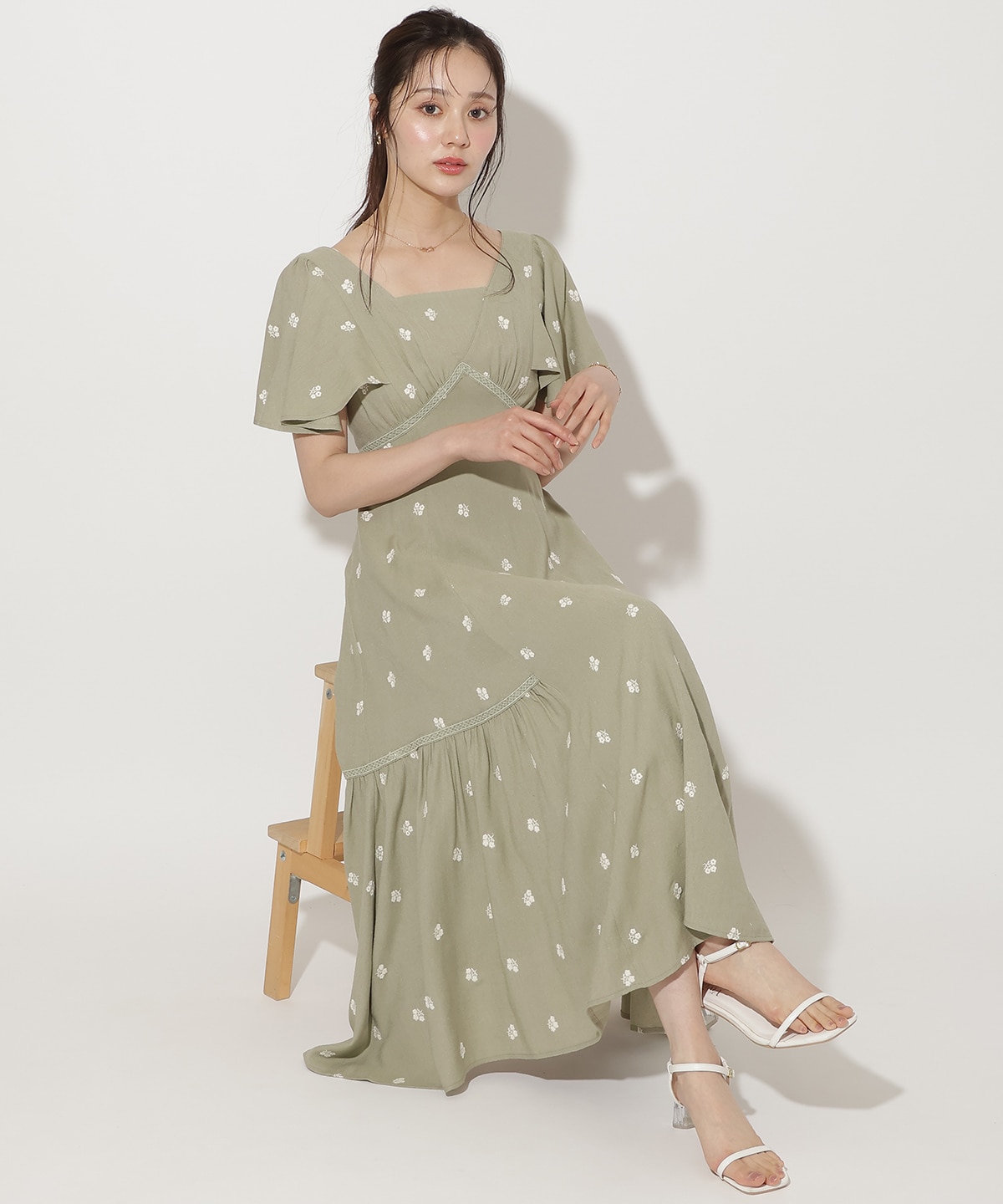 小花刺繍フレアスリーブワンピース