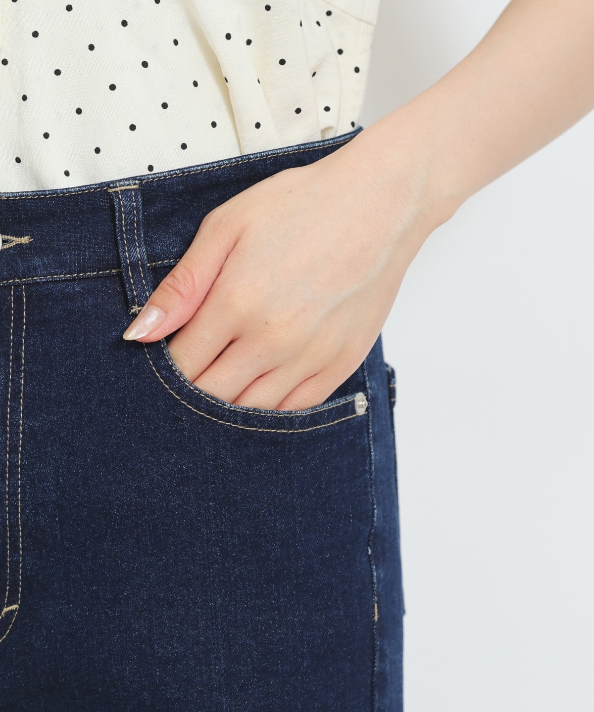 美脚ロゴ刺繍セミフレアデニムパンツ