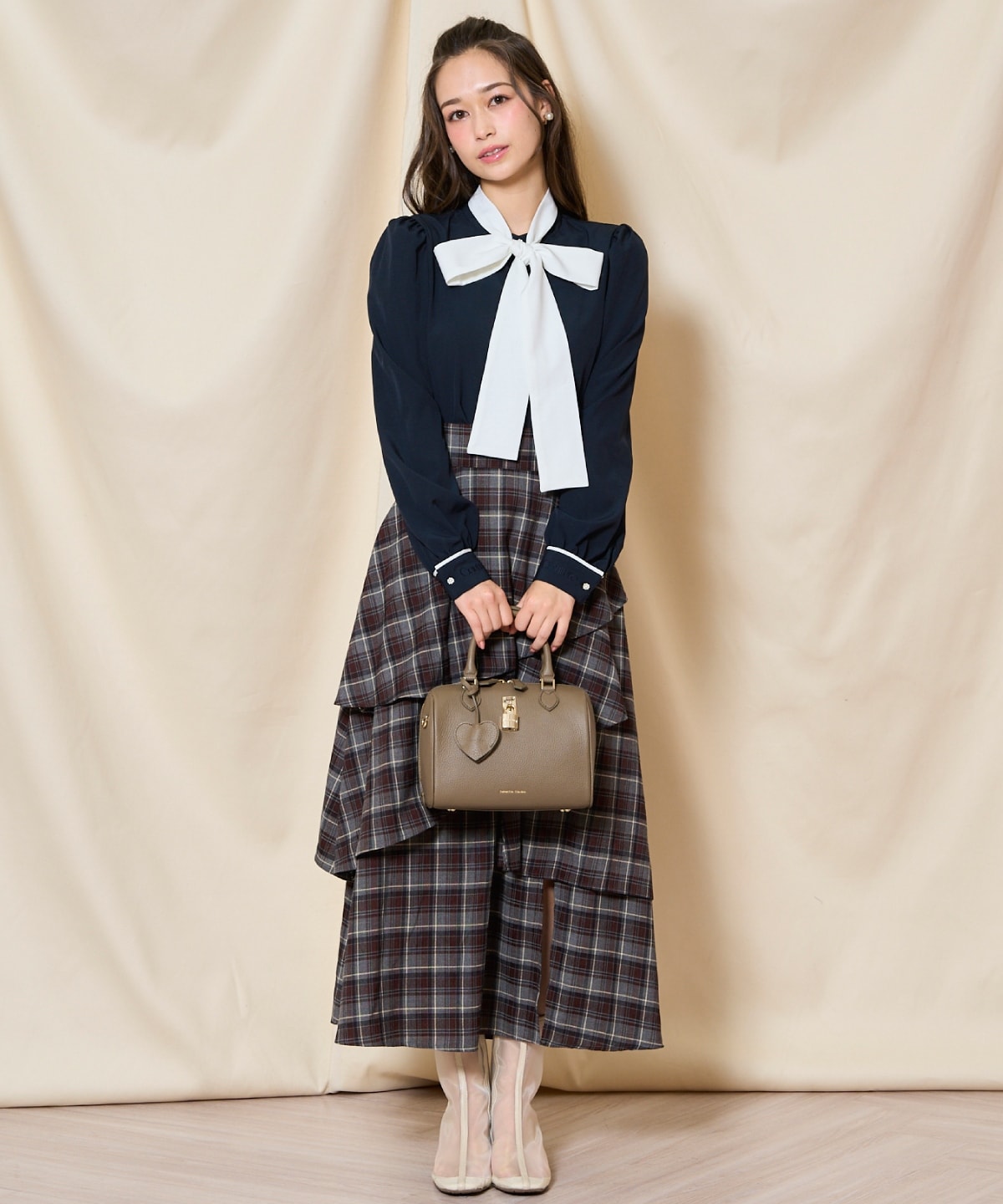 カフス刺繍ボウタイブラウス