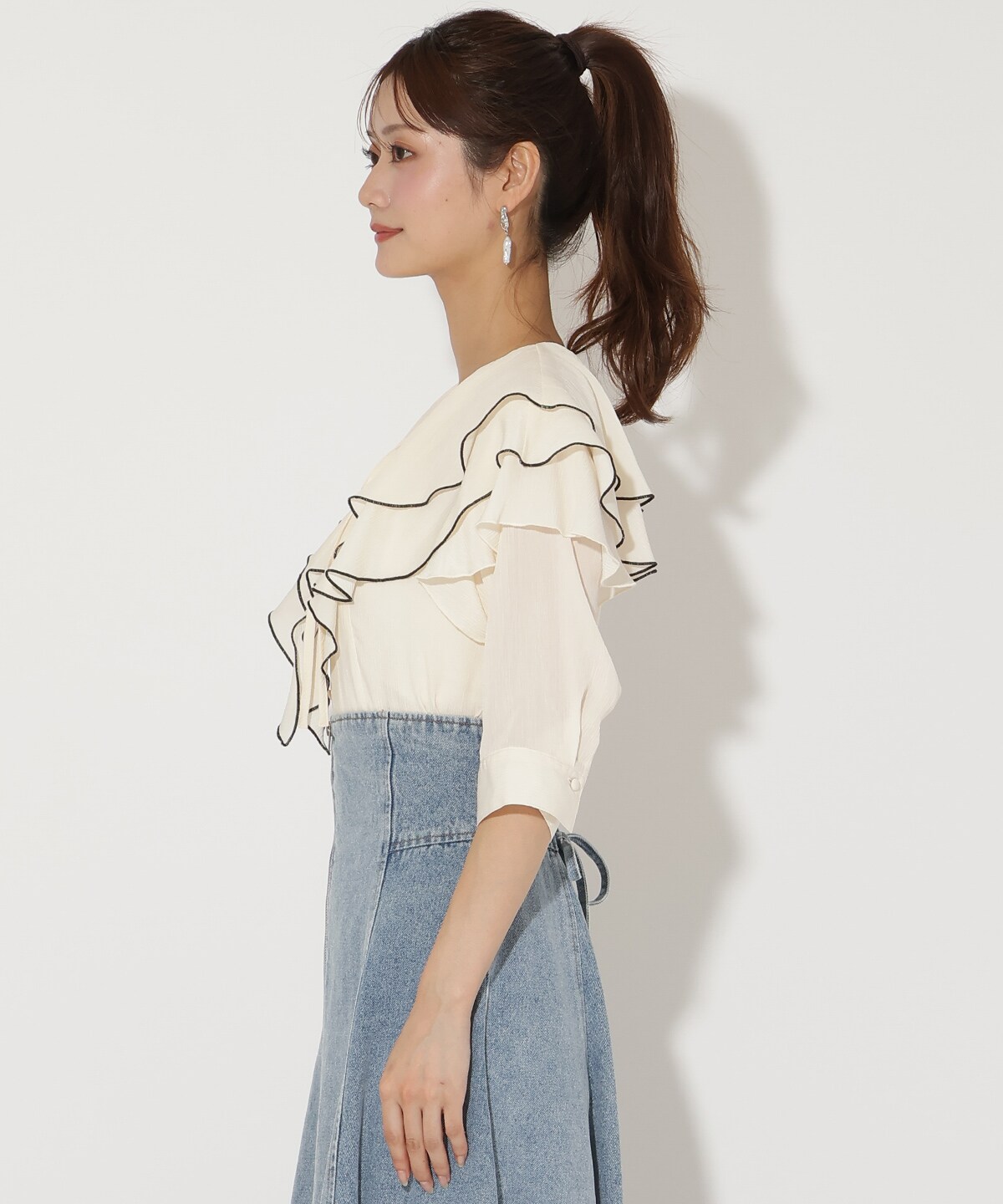 ラッフルハーフスリーブブラウス