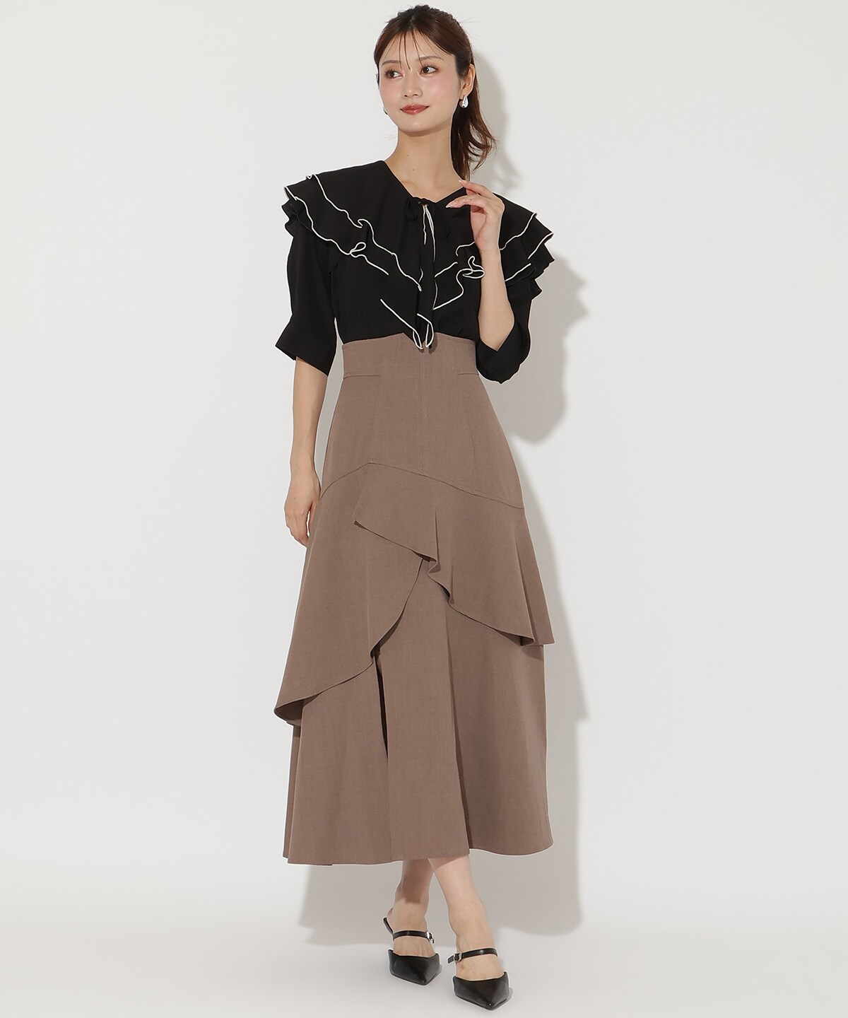 ラッフルハーフスリーブブラウス