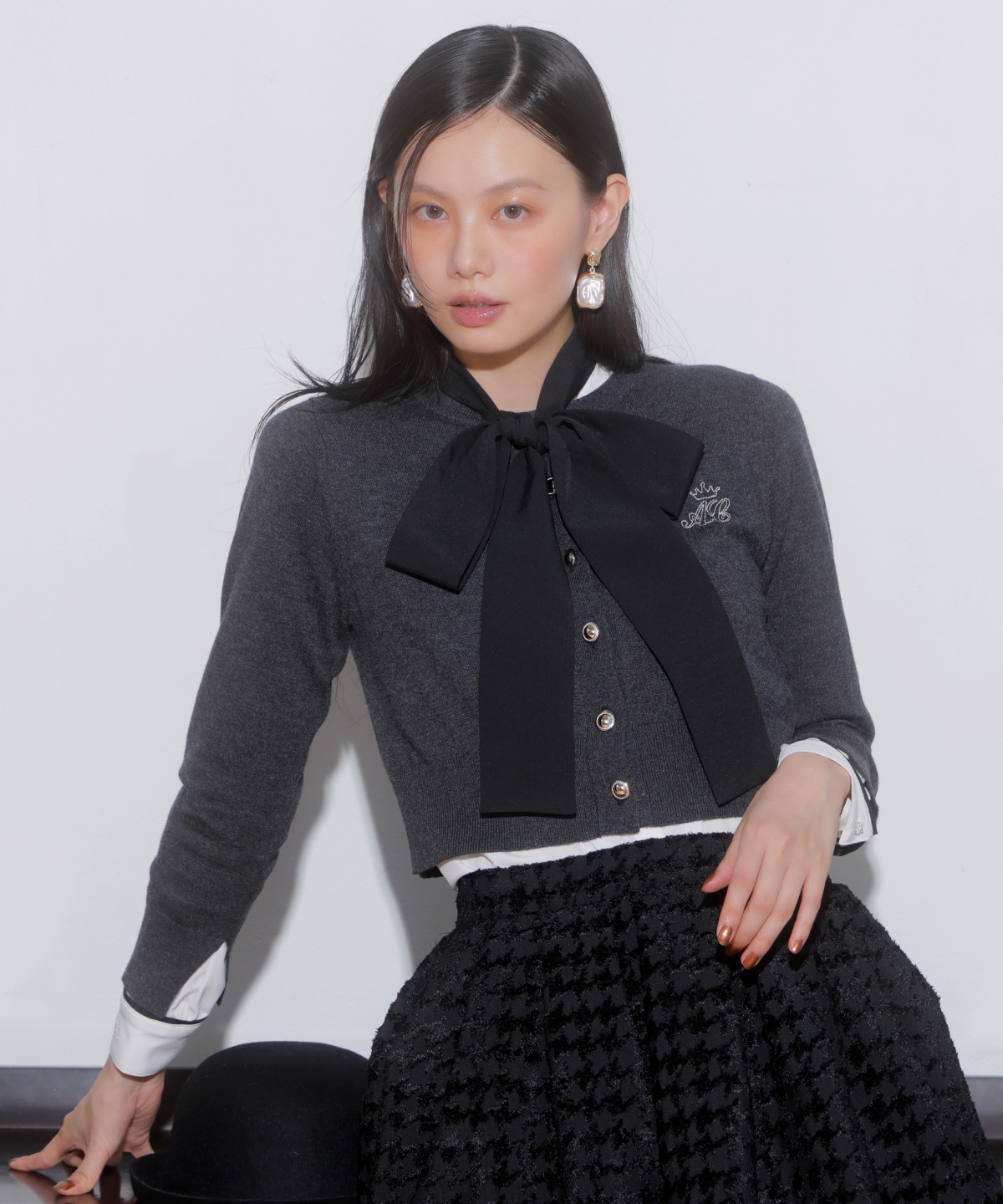 刺繍クルーネックカーディガン