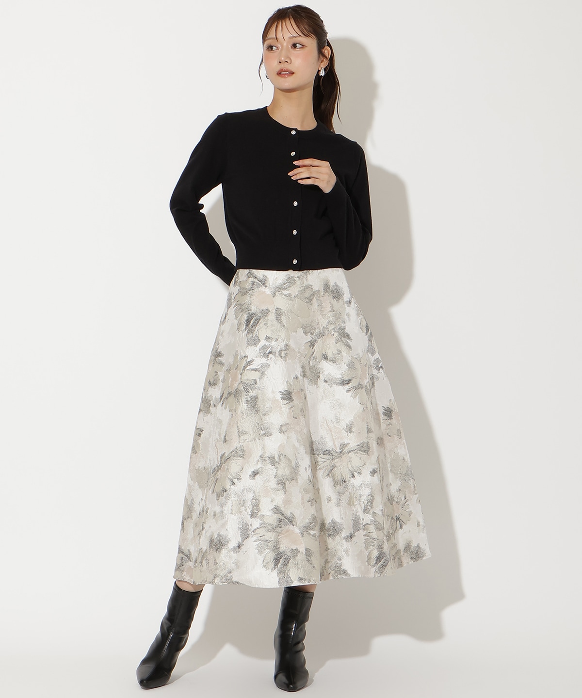 ビジューボタンクルーネックカーディガン