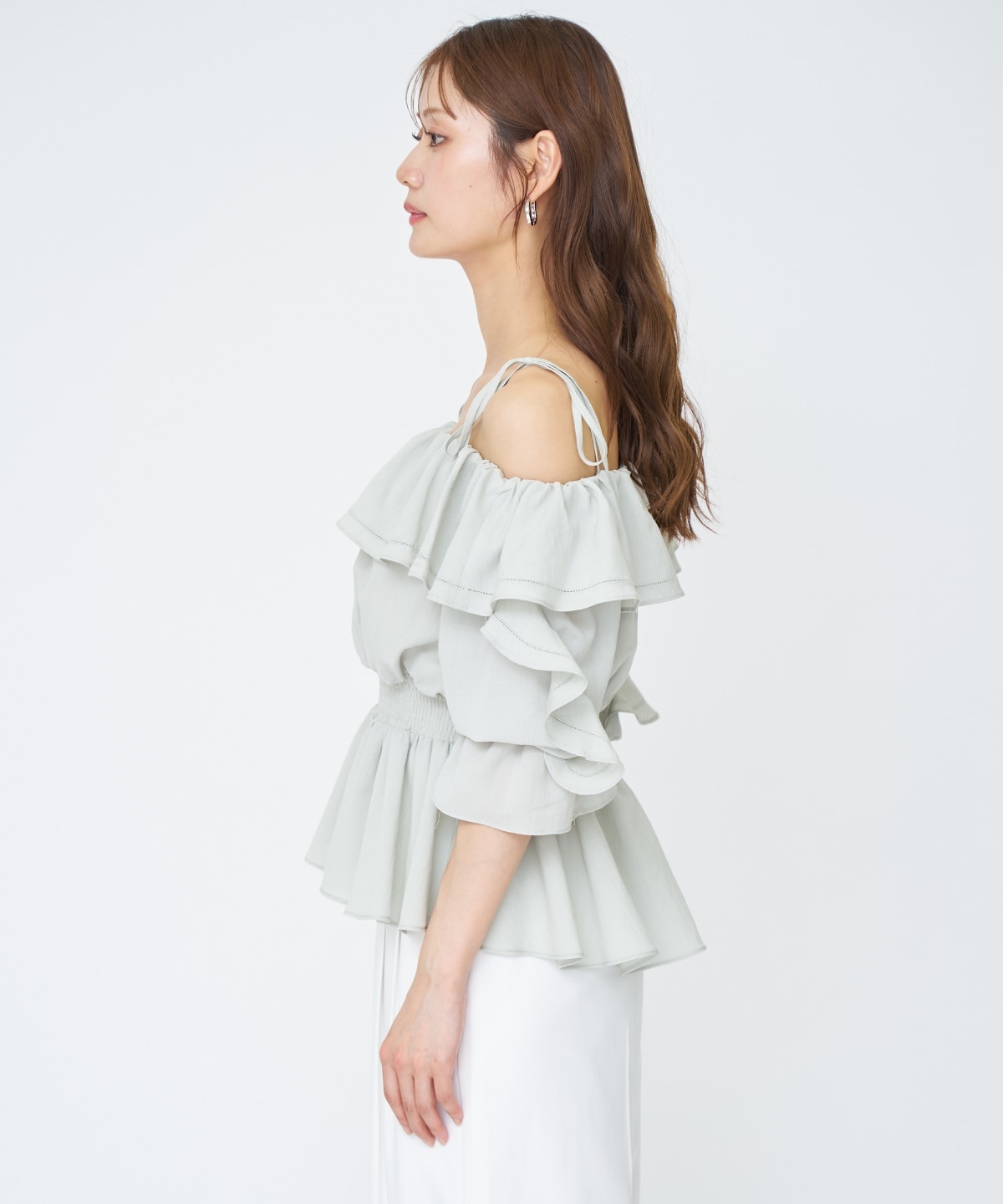 【先行予約受付中】オフショルフリルブラウス