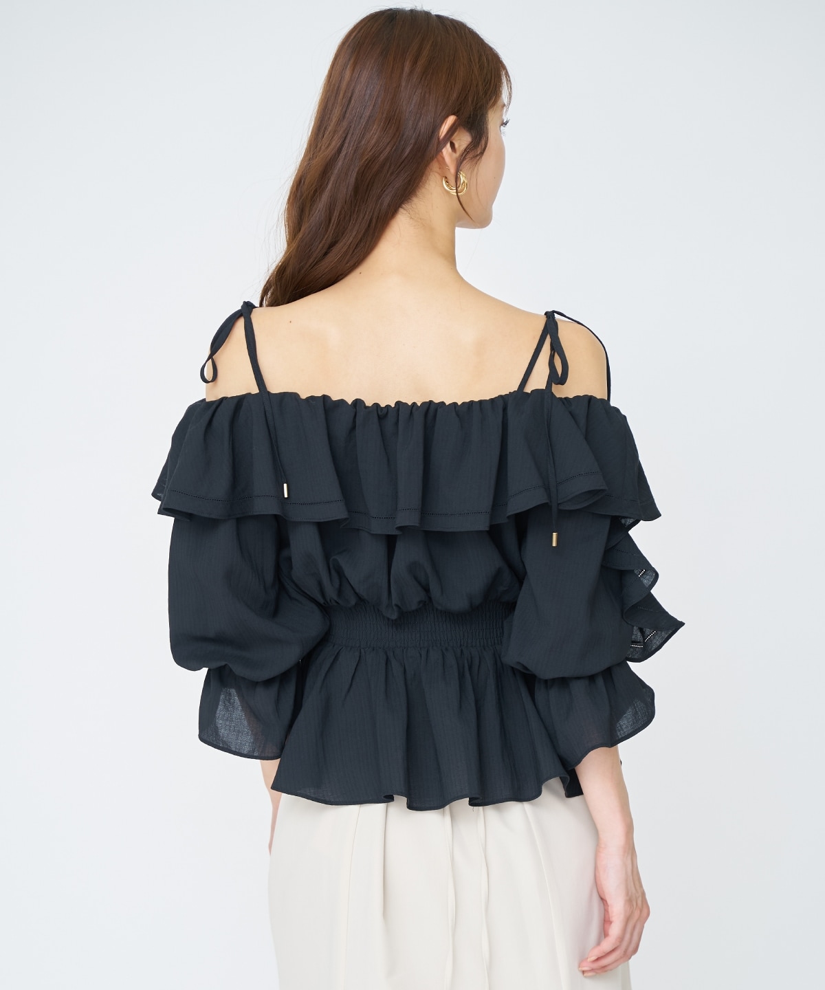 【先行予約受付中】オフショルフリルブラウス