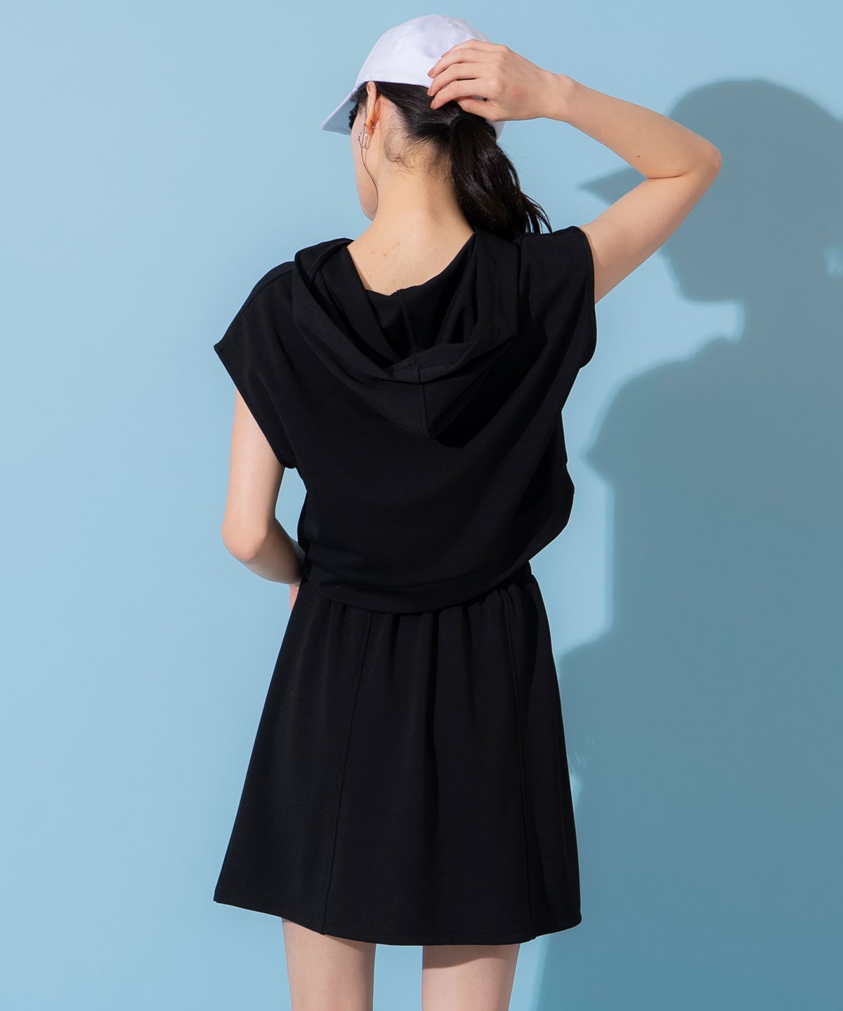 エンブレム刺繍フーディー×フレアスカートセットアップ