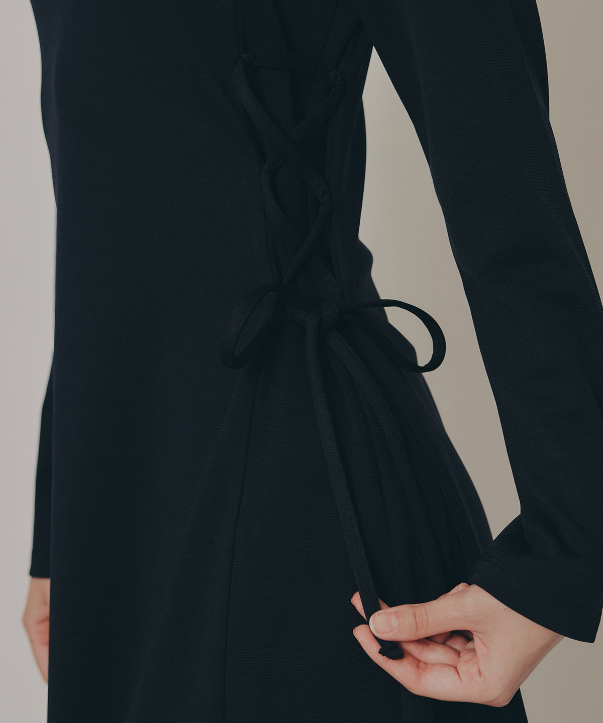 エンブレムサイドレースアップロングスリーブワンピース