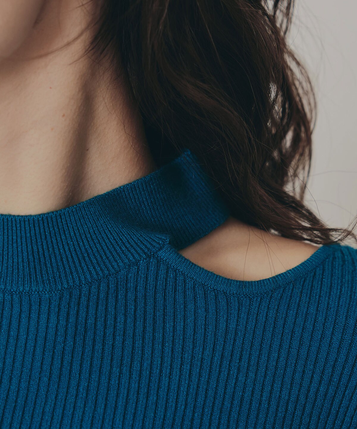 カットアウトリブニットトップス