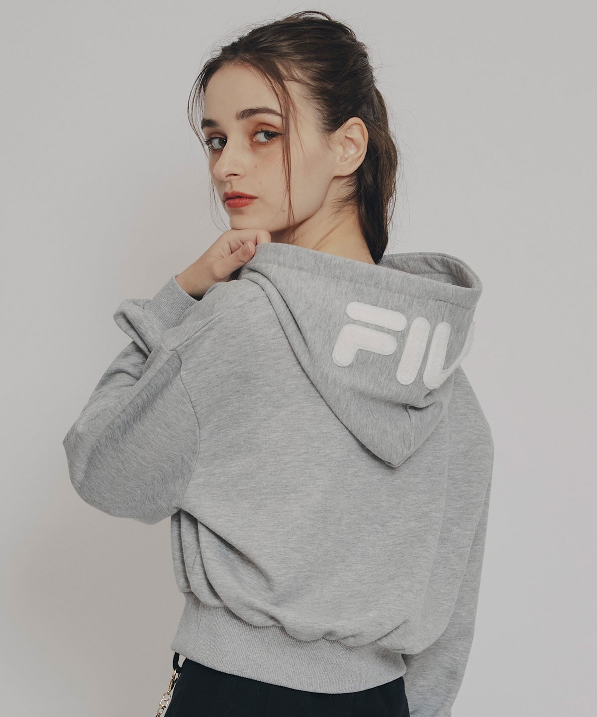 ［FILA×REDYAZEL］サガラロゴコンパクトフーディ