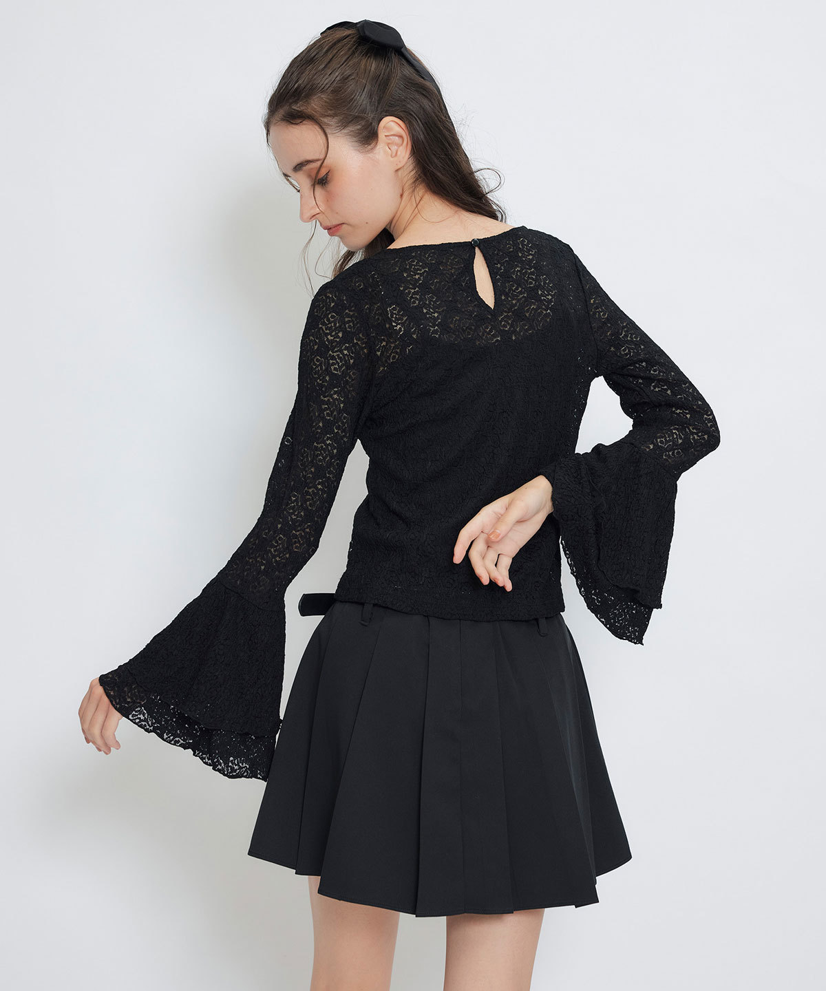 ボリュームスリーブシアーレースブラウス×ベーシックキャミソール