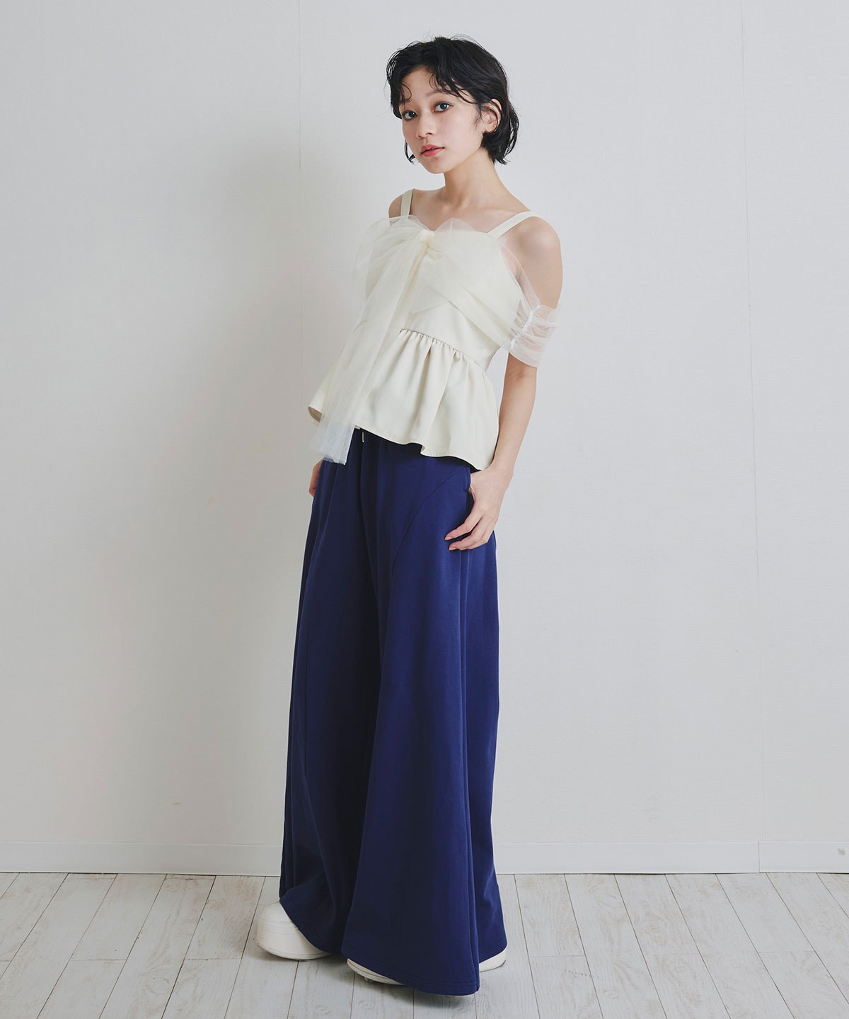 フォルムラインフレアパンツ