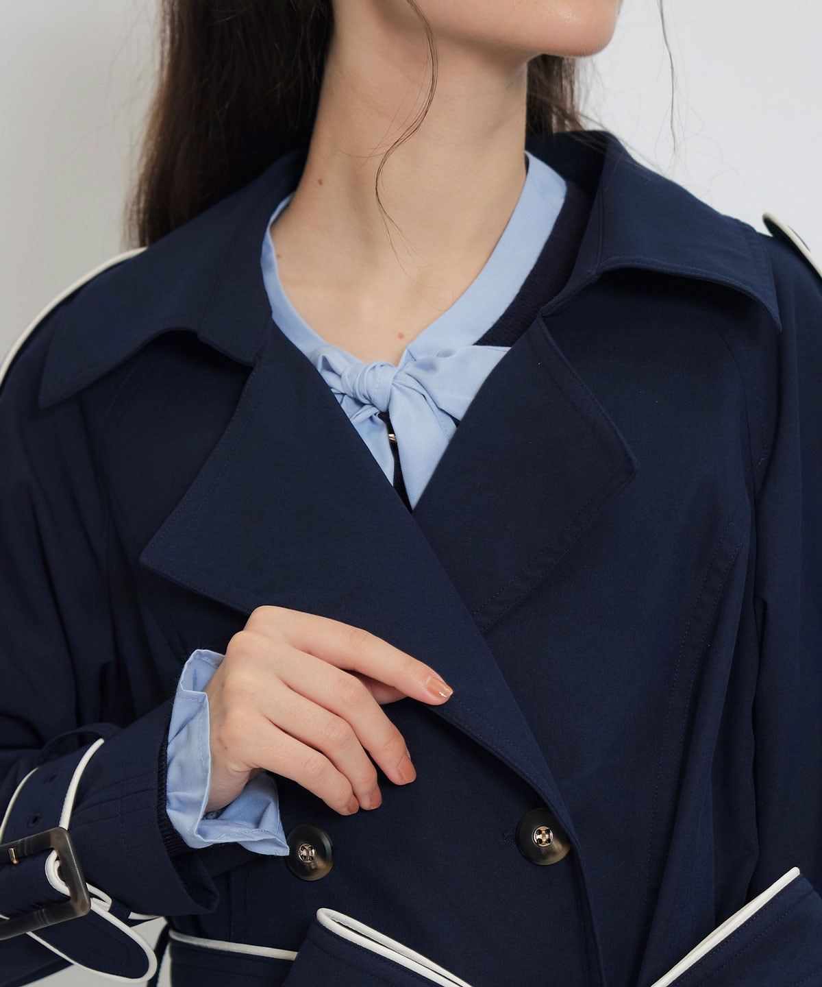 バックバイカラーパイピングベルトデザインロングトレンチコート